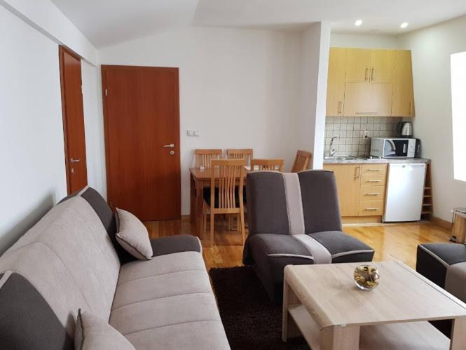 L&S Apartment Яхорина Екстериор снимка